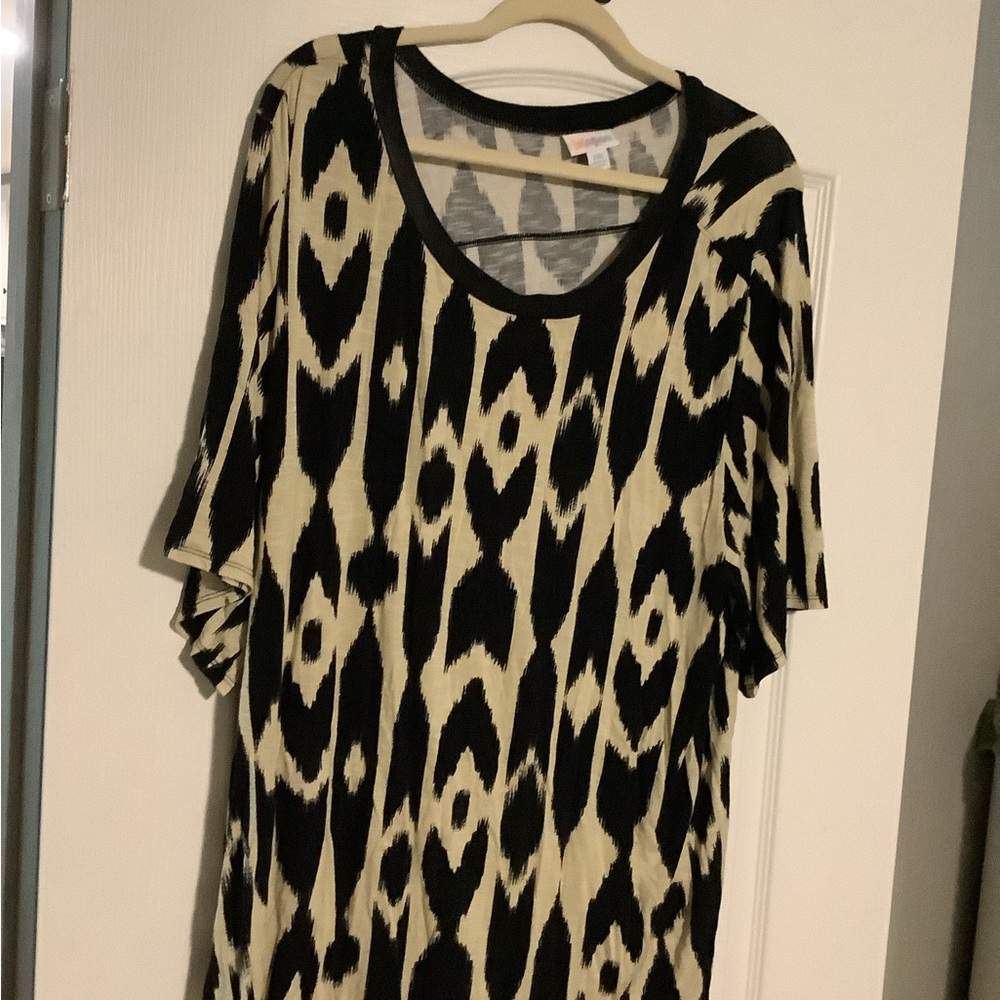 LuLaRoe Black and Crème Oversized Tunic Top